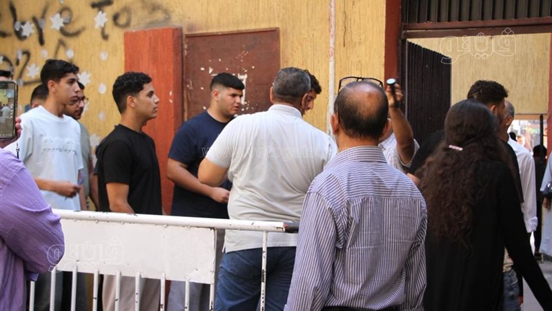 تفتيش الطلاب بعصا