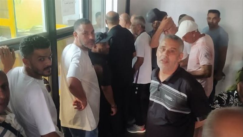 الجماهير تتسابق لتوقيع