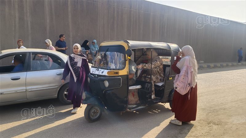التوك توك لنقل طلاب