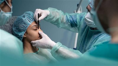 تفسير رؤية عمليات التجميل في المنام وعلاقتها بتحسن الأوضاع المالية 