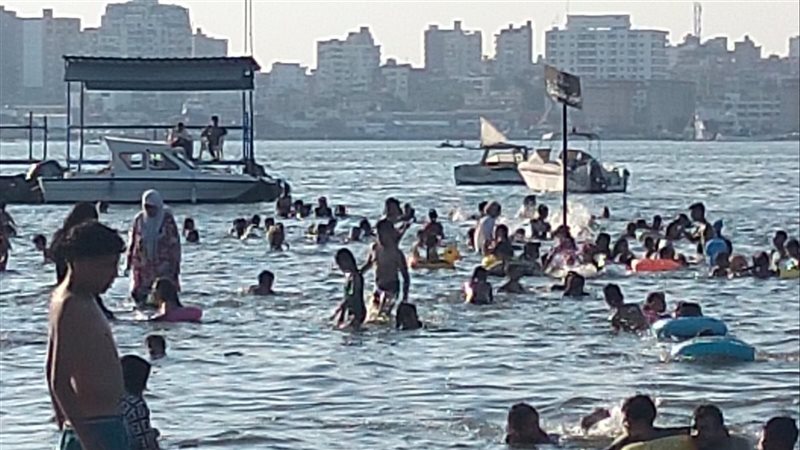 جانب من إقبال المصطافين