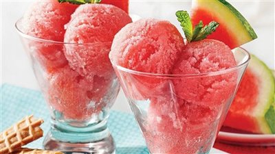 طريقة عمل آيس كريم البطيخ، حلوى سريعة ومنعشة فى الطقس الحار 