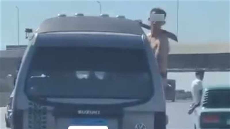 شاب يحمل سيفا يثير