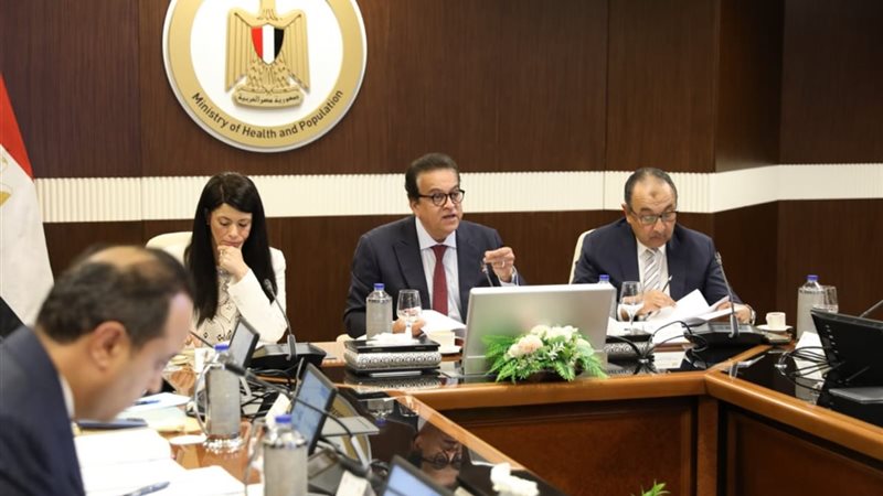 د. عبدالغفار في اجتماع