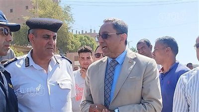 محافظ قنا يتفقد موقع حادث سقوط سيارة بمعدية دشنا (صور)
