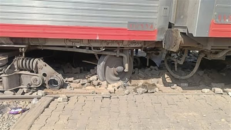 خروج عربة بقطار القاهرة