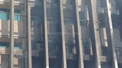انهيار زجاج مبنى سنترال رمسيس أثناء إجراء عمليات تبريد الحريق (فيديو وصور)