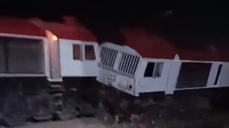 خروج عربتي قطار مطروح،