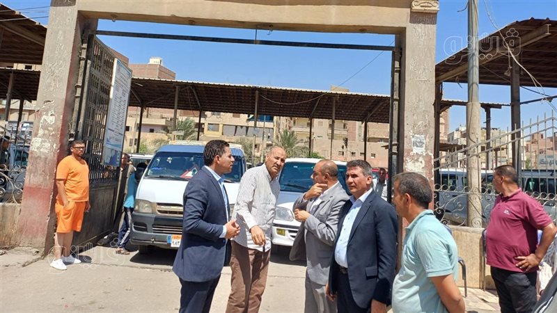 سكرتير بني سويف يراجع