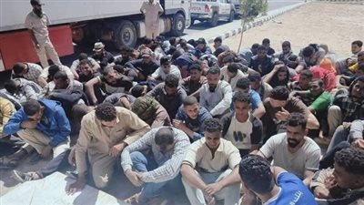 ‏‏بعد ‏غرق شاب من الغربية في طبرق، ليبيا ترحل 77 مصريا داخل شاحنات مغلقة (صور)