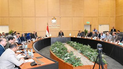 وزير الإسكان يتابع موقف تنفيذ المشروعات السكنية بعددٍ من المدن والمحافظات