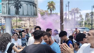 بالورود والطبل البلدي، احتفال أولياء الأمور والطلاب بانتهاء امتحانات الثانوية العامة بالإسكندرية (فيديو وصور)