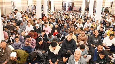 هل تجوز صلاة الجمعة خارج المسجد حال امتلائه بالمصلين؟ أمين الفتوى يجيب (فيديو)