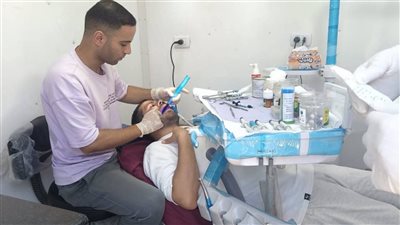 الكشف الطبي على 304 حالات خلال قافلة سكانية بقرية بني سلامة بالبحيرة (صور)