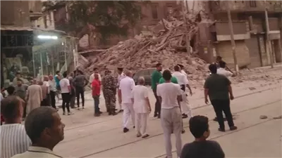 6 صور ترصد انهيار عقار العطارين المنكوب وسط الإسكندرية 