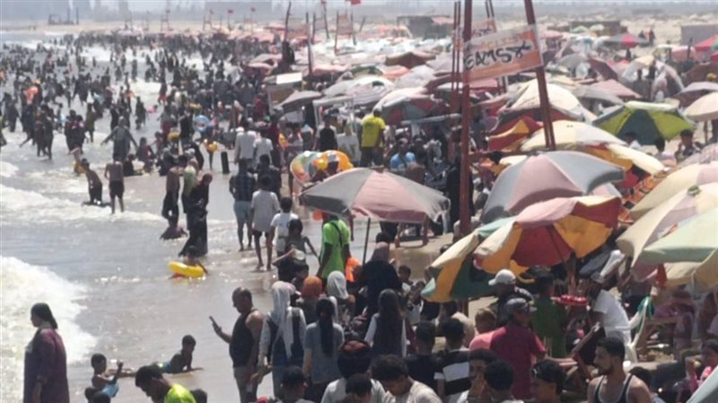 المصطافين على شاطئ