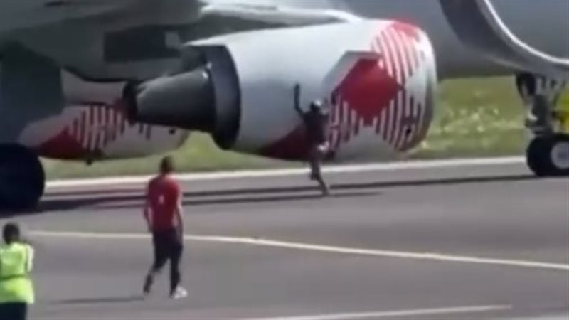 محرك طائرة يسحب رجلا