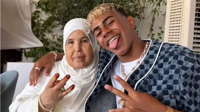 لامين يامال يحتفل