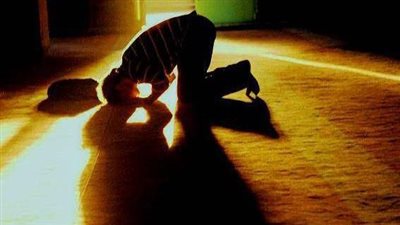 هل التحدث مع الله في السجود يبطل الصلاة؟، رد مفاجئ من أمين الفتوى 