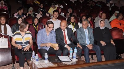 رئيس جامعة دمنهور يشهد العرض المسرحي 