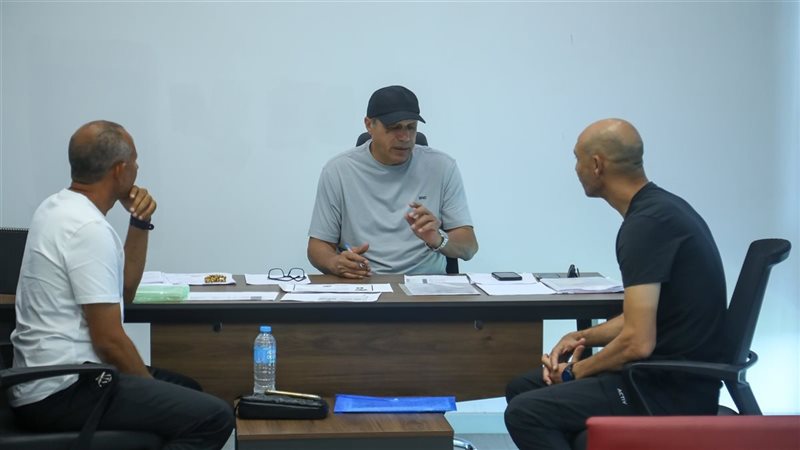 علاء نبيل يجري المقابلات