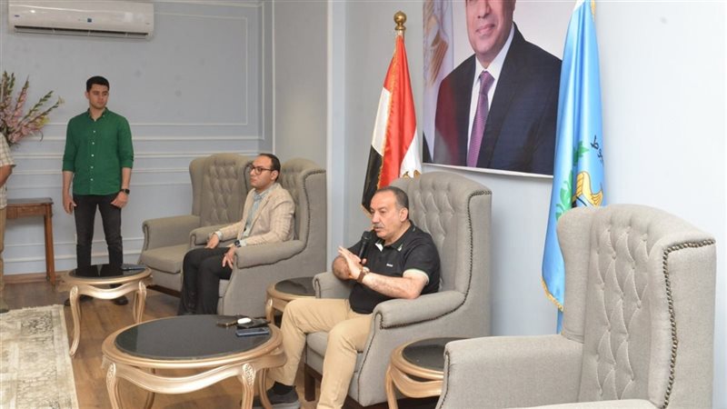 محافظ أسيوط مع أهالي