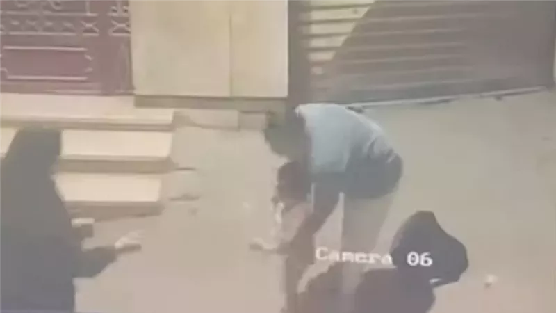 شاب ينقذ طفلا من