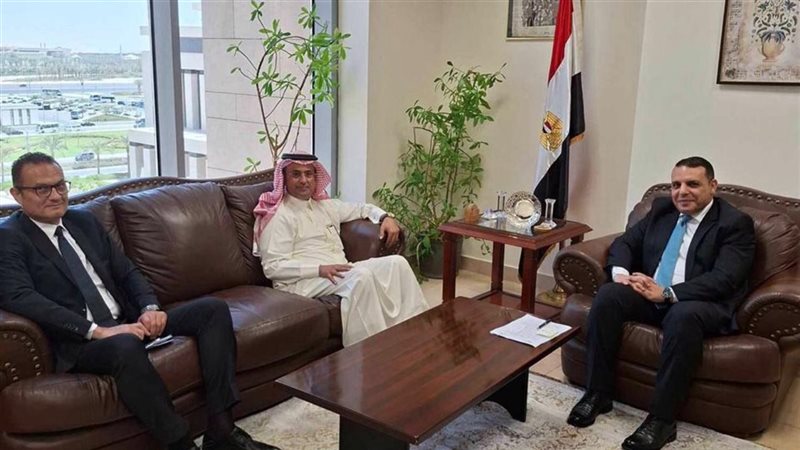 الدكتور عبد العزيز