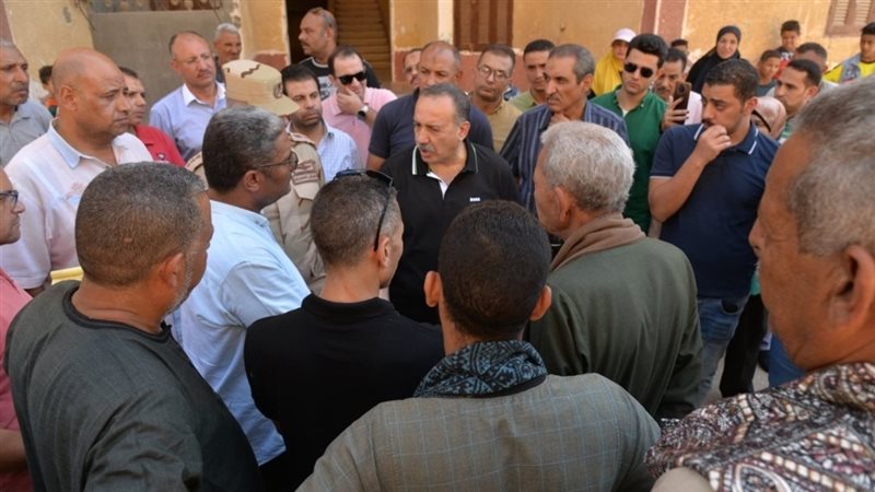 محافظ أسيوط بقرية
