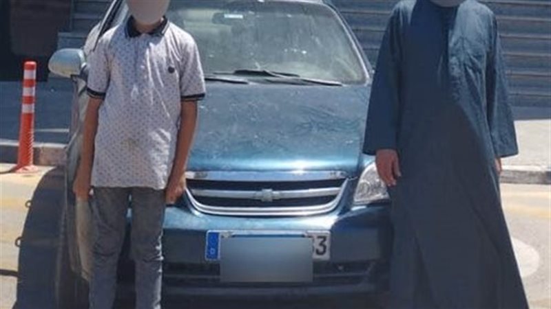 طفل يقود سيارة ملاكي