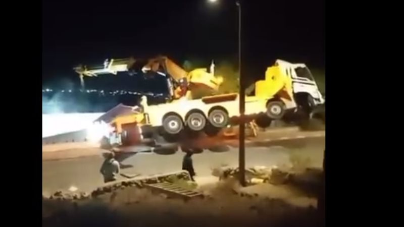 تحطم شاحنة لحظة رفع