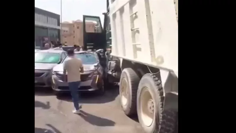 تريلا تحطم سيارات