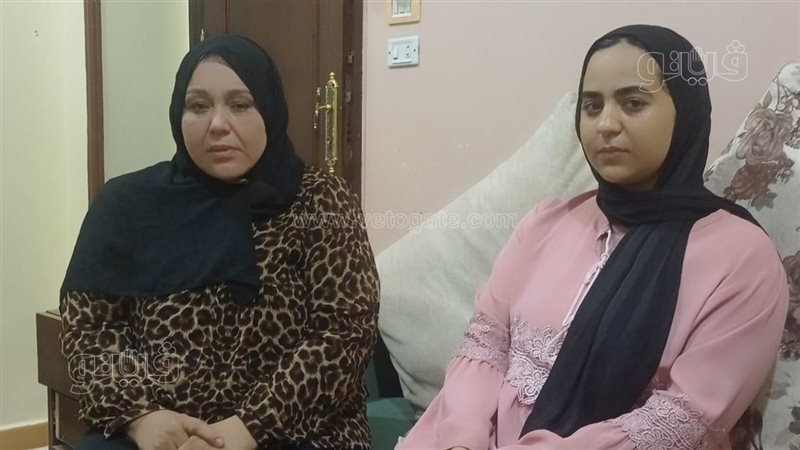 الطالبة سارة ووالدتها،