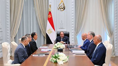  السيسي يتابع آخر مُستجدات الموقف التنفيذي للمشروعات الصناعية وتوفير المواد الخام والتمويل اللازم لها..الرئيس يؤكد أهمية مشروعات البتروكيماوت والصناعات التعدينية وموجهًا بالإسراع بتوطينها