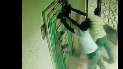 لحظة سرقة عدادات المياه من عمارة سكنية في مدينة نصر، والنشطاء يطلقون التحذيرات (فيديو)