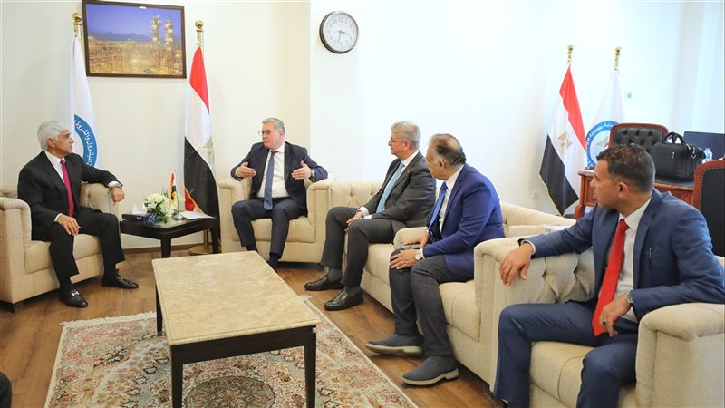 وزير البترول يلتقي