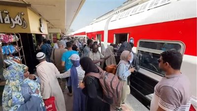 لحظة وصول القطار الثاني محطة رمسيس استعدادا لنقل السودانيين إلى بلدهم (فيديو) 