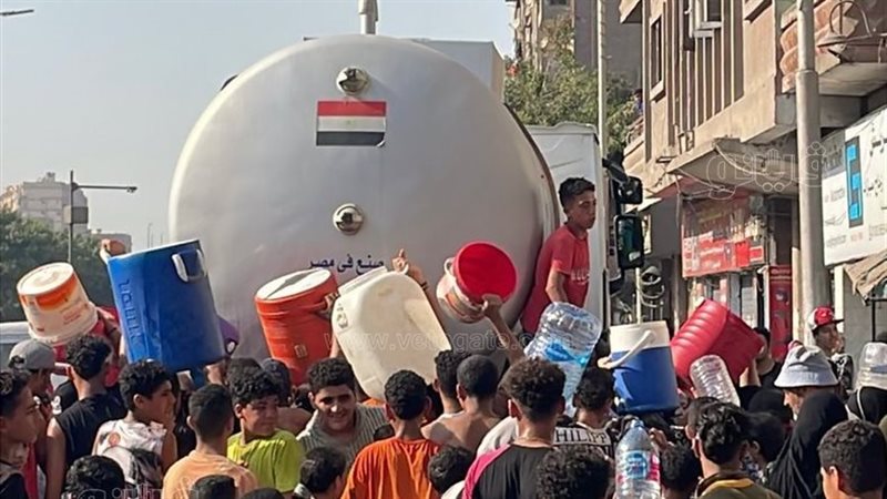 تزاحم المواطنين حول