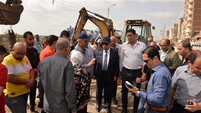 محافظ الدقهلية يصل موقع كسر خط مياه رئيسي بشارع ترعة المنصورية (صور)