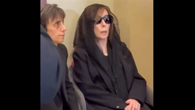 فيروز تصل كنيسة رقاد السيدة في اليوم الثاني من مراسم عزاء ابنها زياد الرحباني (فيديو وصور)