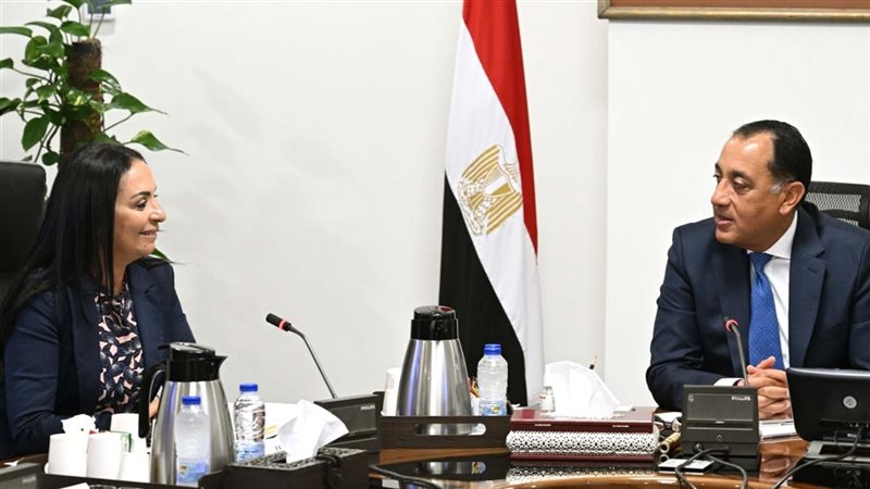 رئيس الوزراء ووزيرة