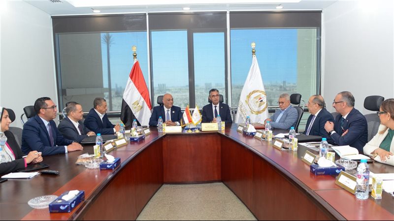 اجتماع وزير التموين