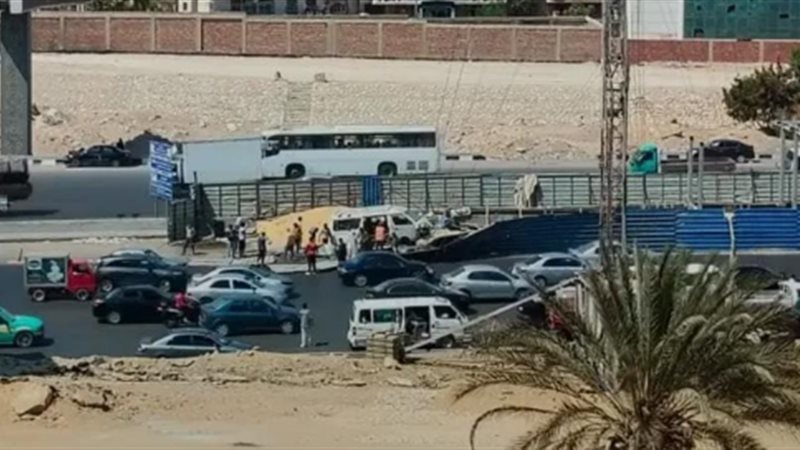 تصادم ميكروباص بحاجز