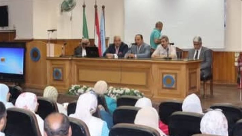 عميد الكلية والدكتور