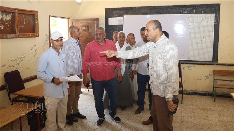 سكرتير بني سويف يراجع