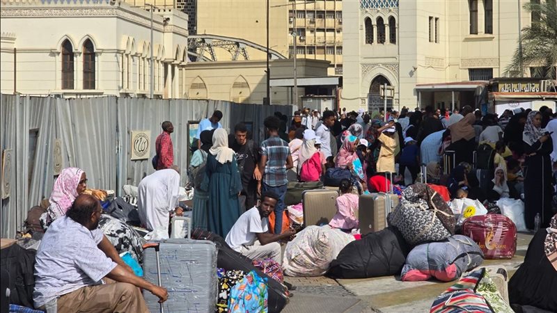 توافد مئات السودانيين