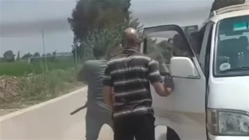 اعتداء سائق ميكروباص