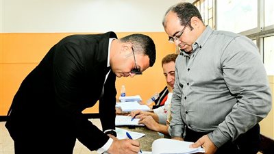 وزير الإسكان خلال إدلائه بصوته في انتخابات الشيوخ: المشاركة واجب وطني 