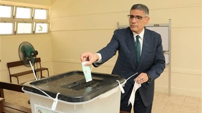محافظ الجيزة يدلي بصوته في انتخابات مجلس الشيوخ 2025