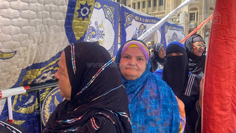 توافد السيدات على